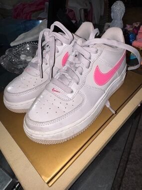 Nike Light Purple Low-Top Sneakers with Pink Swoosh